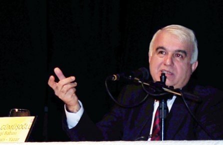 H. Dursun Gümüşoğlu bir sempozyum oturumunda konuşurken